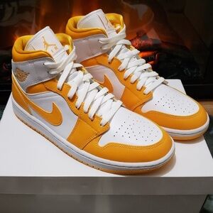 Air Jordan 1 ‘University Gold’
